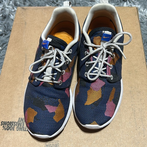 Nike Women’s Roshe run sneaker multi color size 7.5 barely worn - Picture 1 of 6
